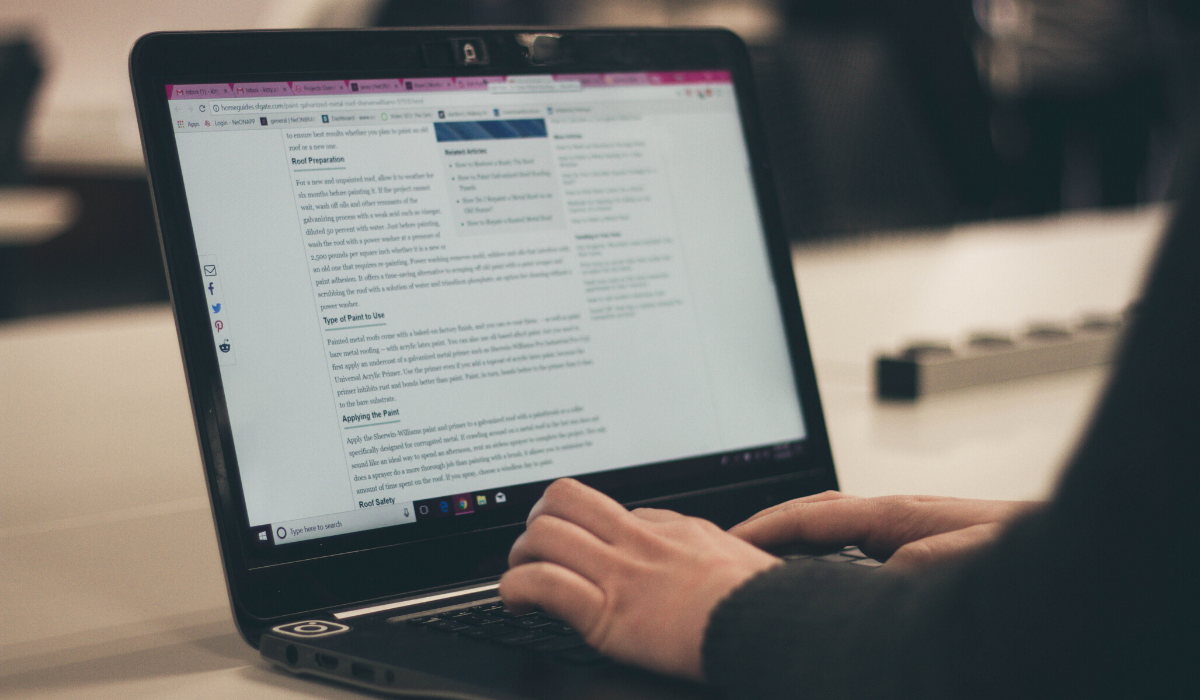 Person sitting as a laptop; with a text on the screen